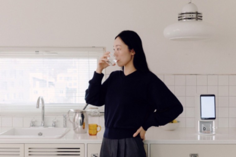 주방에 놓인 알고케어 디스펜서와 일상의 한 장면